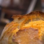 Frisch gebackenes Weizenbrot in einer Küche