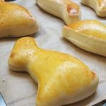 Ausgestochene Osterhasen nach dem backen auf Backpapier