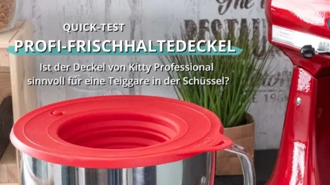 Rote Frischhaltedeckelauflage auf einer Rührschüssel neben einer roten Küchenmaschine