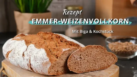 Aufgeschnittenes Emmer Vollkornbrot auf einem runden Holzbrett in einer Küchenumgebung